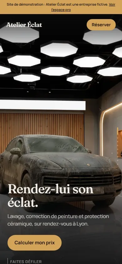 Accueil du site de la démo sur téléphone : la Porsche noire et le nom de l’atelier